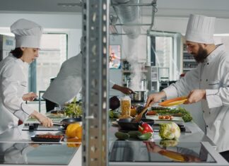 Z jakich materiałów wykonane są najlepsze meble gastronomiczne